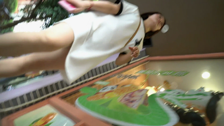 街头偷拍大T恤美少妇与男友约会 若隐若现的诱惑让人欲罢不能